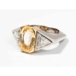 Topas-Diamant-Ring 750 Gelb- und Weissgold. 1 oval fac. gelber Topas ca. 4 ct, flankiert von 2