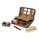 Herren-Toiletten-Set London, 1935. Silber/Bakelit. Herstellermarke JWB Ltd. Rechteckiges, braunes