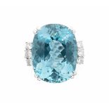 Aquamarin-Brillant-Ring 750 Weissgold. Sehr feiner Aquamarin von ca. 23 ct, flankiert von 6