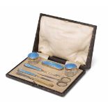 Manicure-Set Birmingham, 1928. Email/Glas/Silber mit Restvergoldung. Rechteckige Schatulle mit