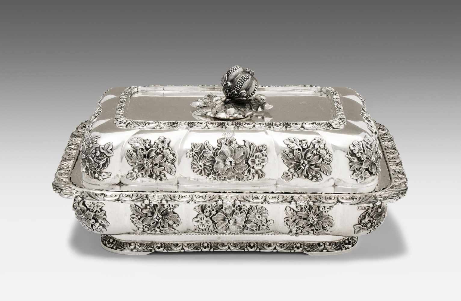 Deckelterrine Paris, 1838–40. Silber. Meistermarke Jean François Veyrat. Gerundete Rechteckform