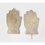 Lot: 2 Hamsa-Amulette Um 1900. Versilbert. Schauseiten graviert. Vogel bzw. Hand und Löwe, umgeben