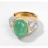 Smaragd-Brillant-Ring 750 Gelb- und Weissgold. Ovaler Smaragd-Cabochon ca. 8.50 ct, flankiert von