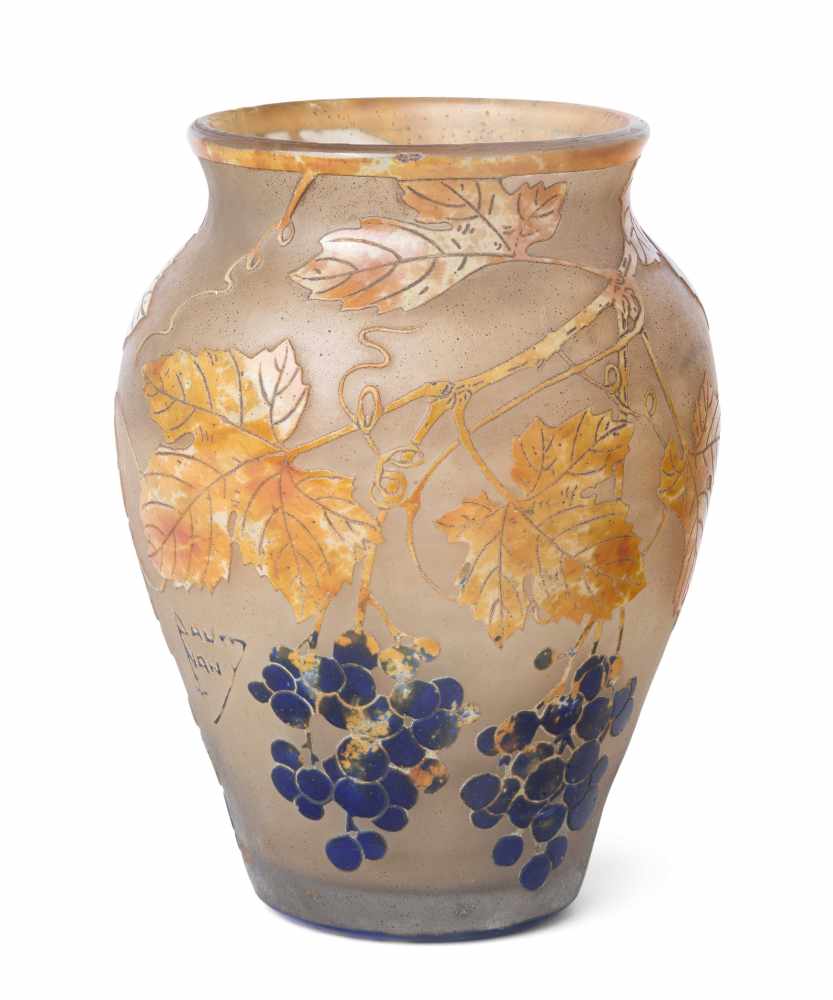 Vase, Daum Um 1910. Nancy. Farbloses Glas, umlaufend matt geätzte Weintrauben im Relief, emailliert.