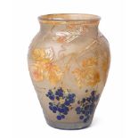 Vase, Daum Um 1910. Nancy. Farbloses Glas, umlaufend matt geätzte Weintrauben im Relief, emailliert.