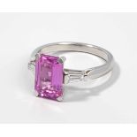 Saphir-Diamant-Ring 950 Platin. 1 Pinksaphir, 3.41 ct, okt. Treppenschliff. Flankiert von 2