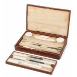 Pedicure-Set London, um 1920. Drew & Sons. Rechteckige, rehbraun belederte Schatulle. Innen 2-lagig,