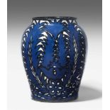 Vase, Max Laeuger Um 1895–1913. Kandern. Keramik, weiss glasiert, Blätterdekor in blau-schwarzem