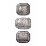 Lot: 3 Amulette/Gürtelschliessen Um 1900. Silber. Abgeschrägte Rechtecke. Schauseiten graviert mit