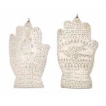 Lot: 2 Hamsa-Amulette Um 1900. Versilbert. Schauseiten graviert. Im Zentrum Vogel bzw. Fisch,