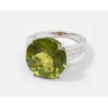 Peridot-Brillant-Ring 750 Weissgold. 1 feiner Peridot ca. 14 ct und kl. Brillanten ca. 1 ct. Gr. 57,