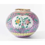 Vase, Herend nach 1945. Porzellan, Dekor "Emaille rose/ERS" (florale Malerei in chinesischem