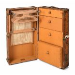 Louis Vuitton, "Valise-armoire" Schrankkoffer, wohl um 1920. Aus naturfarbenem Leder mit einem