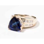 Tansanit-Diamant-Ring 585 Gelbgold. 1 feiner Tansanit von 8.76 ct im Troidiaschliff. Ringschultern