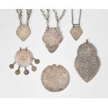 Lot: 6 Amulette Naher Osten, 19./20.Jh. Silber bzw. versilbert. 2 Rundformen mit gewelltem Rand,