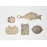 Lot: 5 Amulette Um 1900. Silber bzw. versilbert (2). Unterschiedliche Formen: Fisch (1),