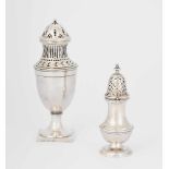 Lot: 2 Zuckerstreuer, Lausanne 18/19.Jh. Silber. Balusterformen mit ornamental durchbrochenen,