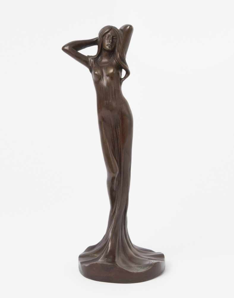 Julien Causse (Frankreich 1869–1909) Um 1900. Stehende junge Frau, Bronze, braun patiniert.