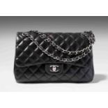 Chanel, Handtasche "Timeless" Jumbo Aus schwarzem Leder mit gestepptem Rautenmuster.