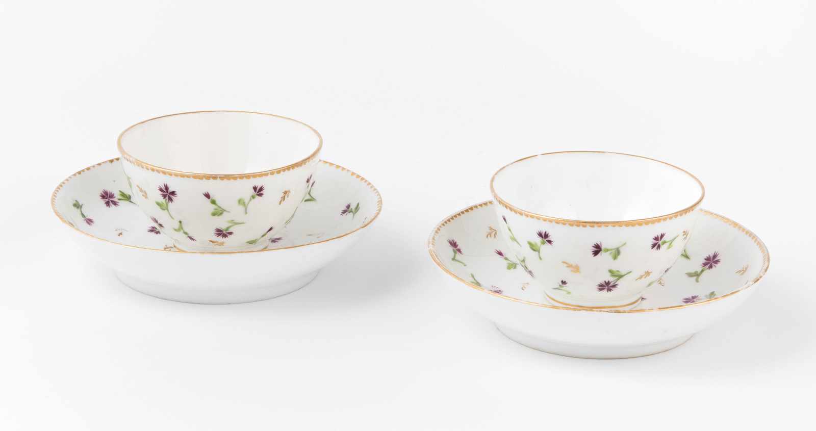 1 Paar Koppchen, Nyon Um 1800. Mit Untertellern. Porzellan, Dekor "à semis de fleurs" (purpurne