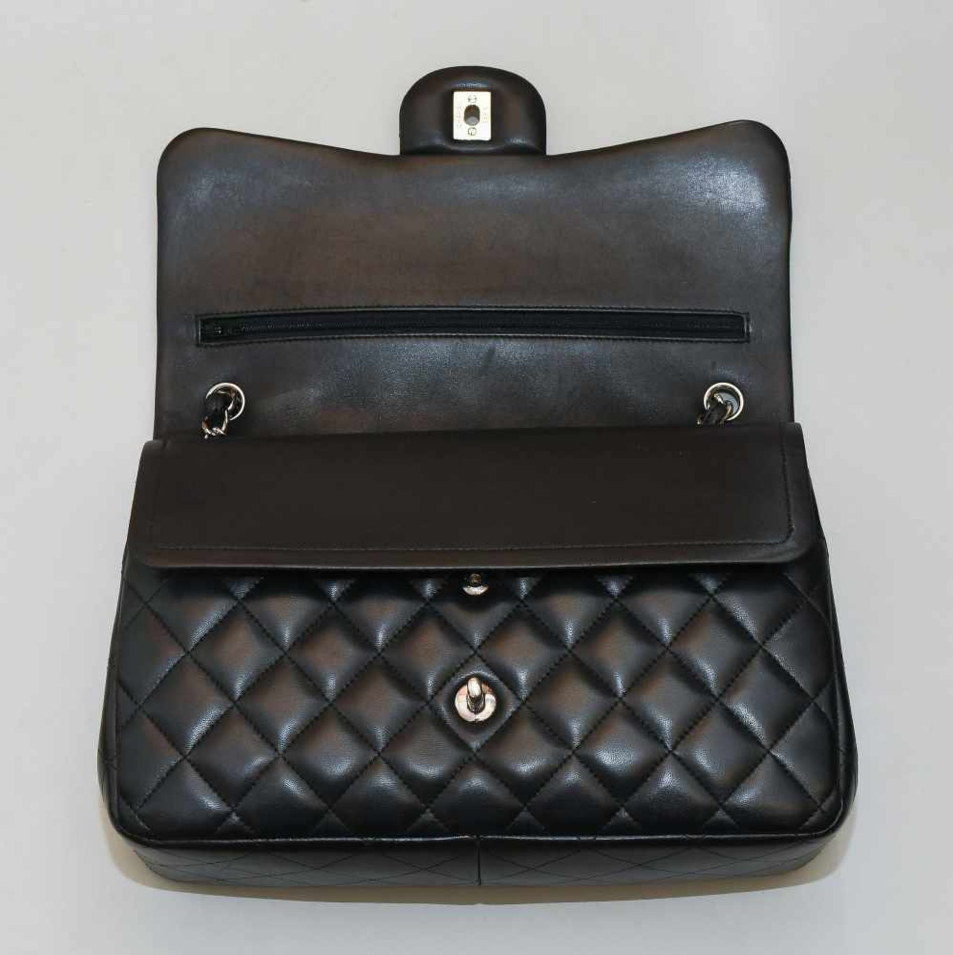 Chanel, Handtasche "Timeless" Jumbo Aus schwarzem Leder mit gestepptem Rautenmuster. - Bild 13 aus 13