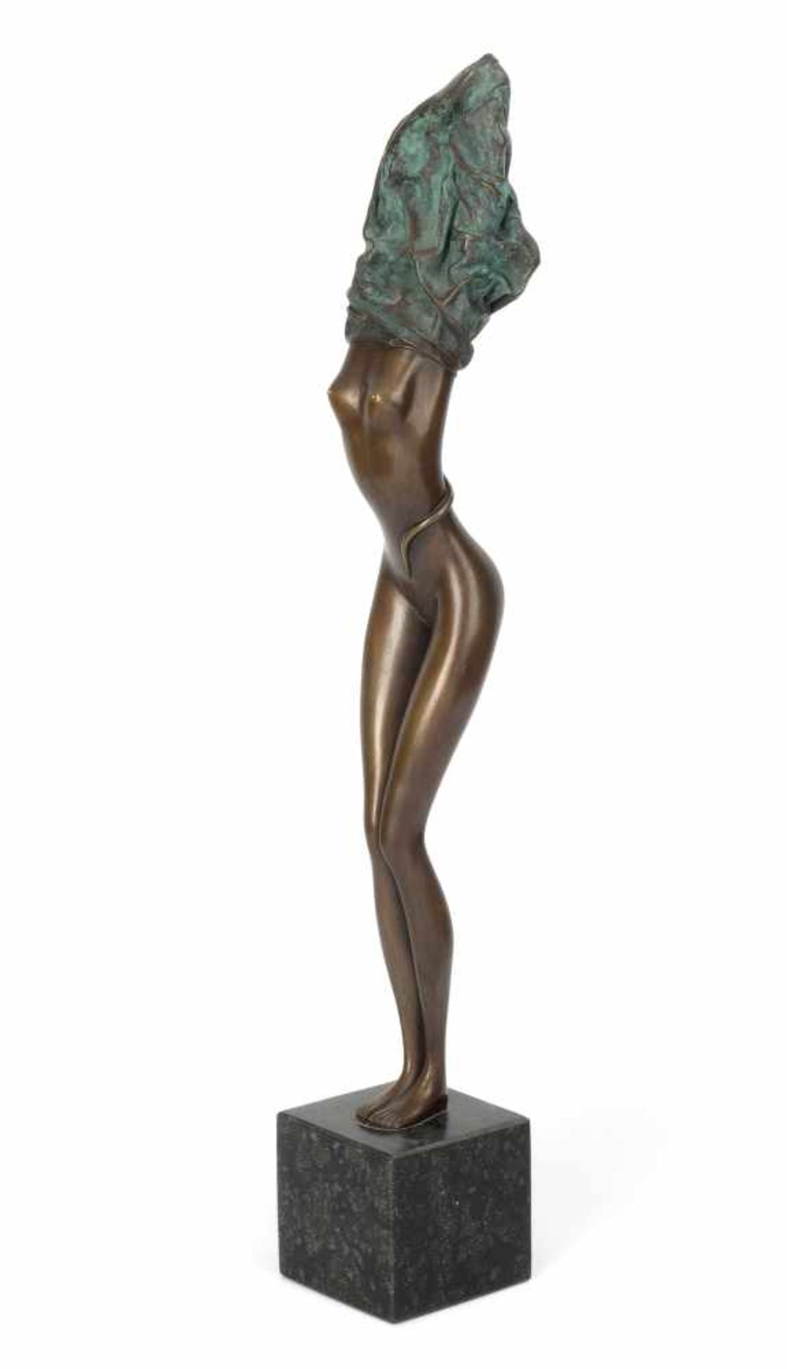 Bruni, Bruno (Gradara 1935) Stehender Frauenakt. Bronze. 891/1000. Auf dem Fuss signiert und