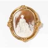 Muschelkamee-Brosche Um 1860. Gelbgold. Ovale Muschelkamee-Brosche mit Darstellung Madonna mit