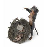Tierfigur: Dackel Wiener Bronze, 20.Jh. Ziseliert und bemalt. Dackel mit Korb als Pilzverkäufer.