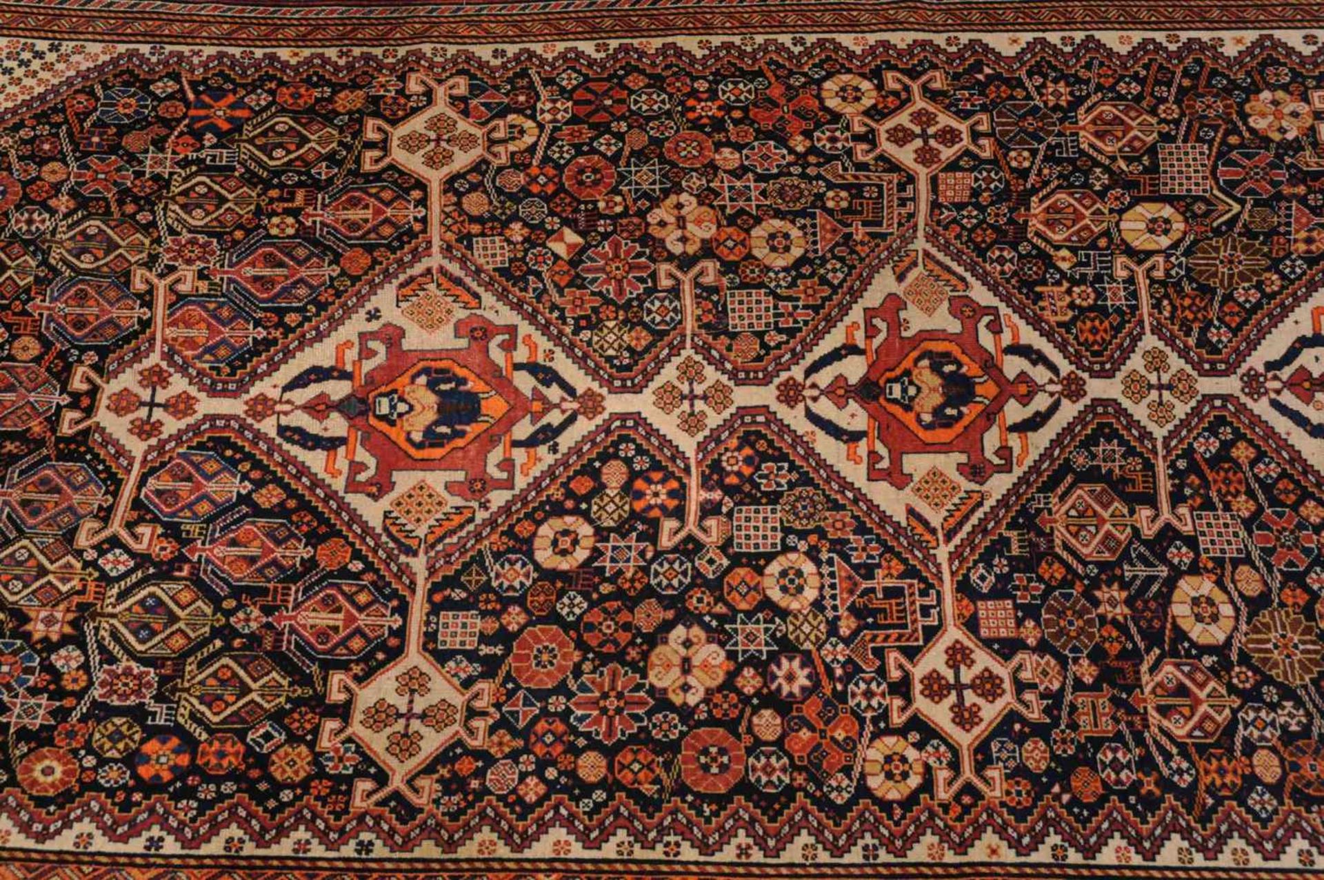 Shiraz-Ghashghai S-Persien, um 1900. Im tiefblauen Mittelfeld figurieren 3 miteinander verbundene - Bild 8 aus 13