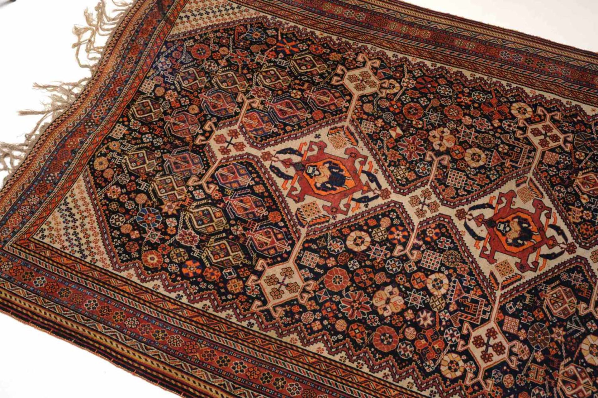 Shiraz-Ghashghai S-Persien, um 1900. Im tiefblauen Mittelfeld figurieren 3 miteinander verbundene - Bild 4 aus 13