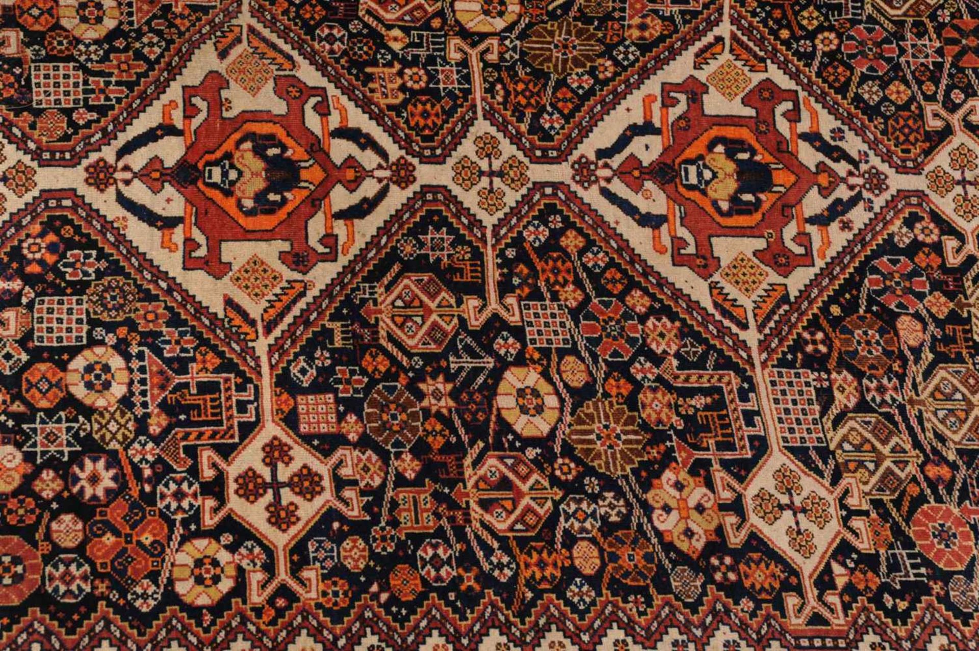 Shiraz-Ghashghai S-Persien, um 1900. Im tiefblauen Mittelfeld figurieren 3 miteinander verbundene - Bild 11 aus 13