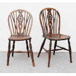 Ein Paar Windsor Stühle Edwardian ca. 1910. Esche. England. Trapezförmiges Gestell mit