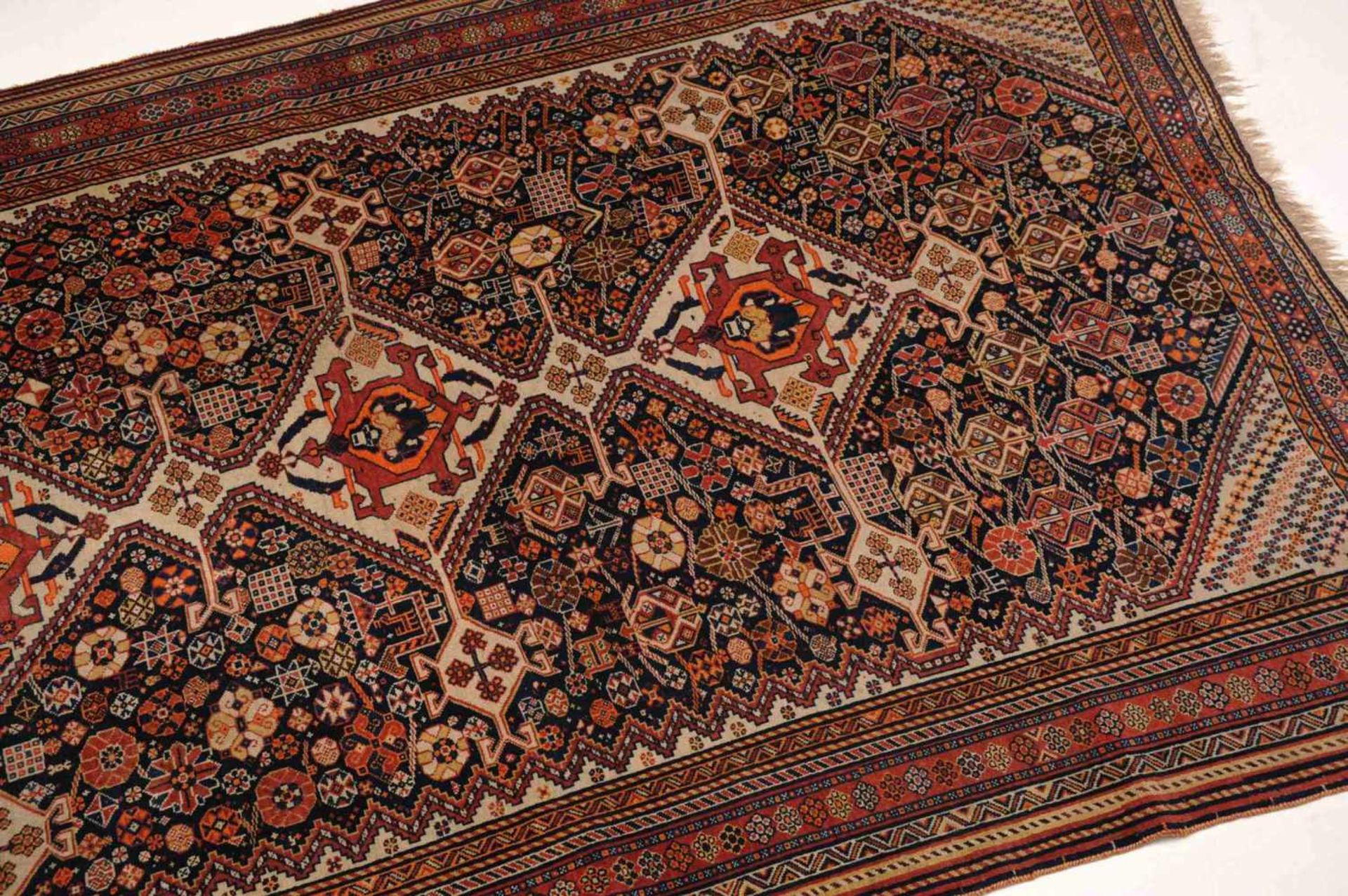 Shiraz-Ghashghai S-Persien, um 1900. Im tiefblauen Mittelfeld figurieren 3 miteinander verbundene - Bild 5 aus 13
