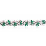 Diamant-Smaragd-Bracelet 750 Weissgold. Sehr elegantes Bracelet, Floralmotive. Ausgefasst mit 41