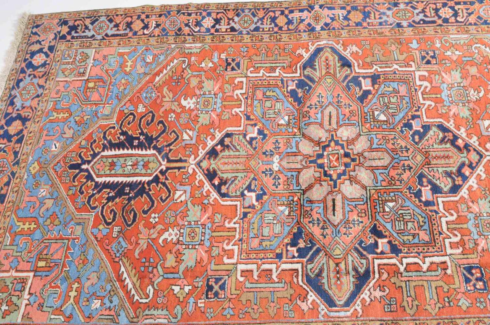 Heriz NW-Persien, um 1910. Im ziegelroten Mittelfeld liegt ein prachtvolles nachtblaues Heriz- - Bild 2 aus 11