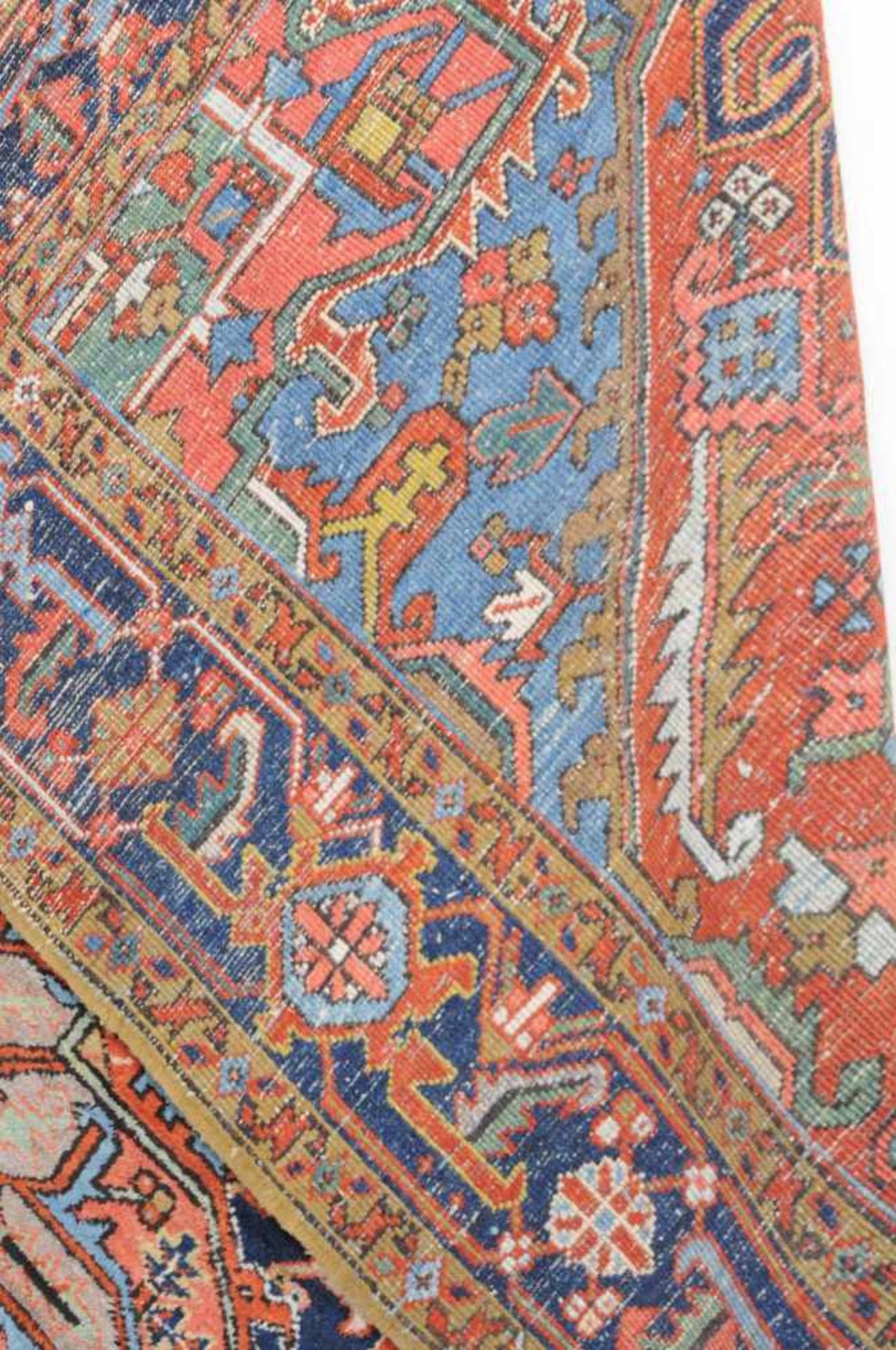 Heriz NW-Persien, um 1910. Im ziegelroten Mittelfeld liegt ein prachtvolles nachtblaues Heriz- - Bild 8 aus 11