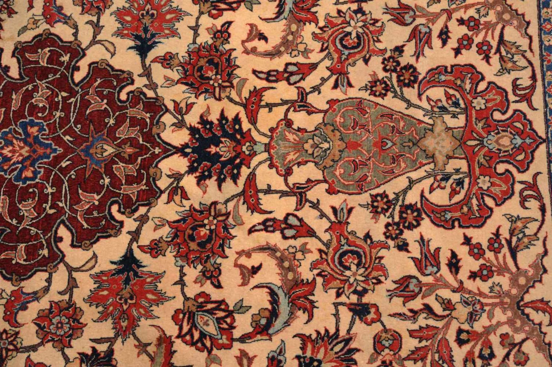 Isfahan Z-Persien, um 1910. Sehr feine Knüpfung. Auf elfenbeinfarbenem Grund dichtes florales Dekor. - Bild 7 aus 12