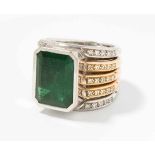 Smaragd-Brillant-Ring 750 Gelb- und Weissgold. 1 fac. Smaragd ca. 7 ct und 50 Brillanten zus. ca.