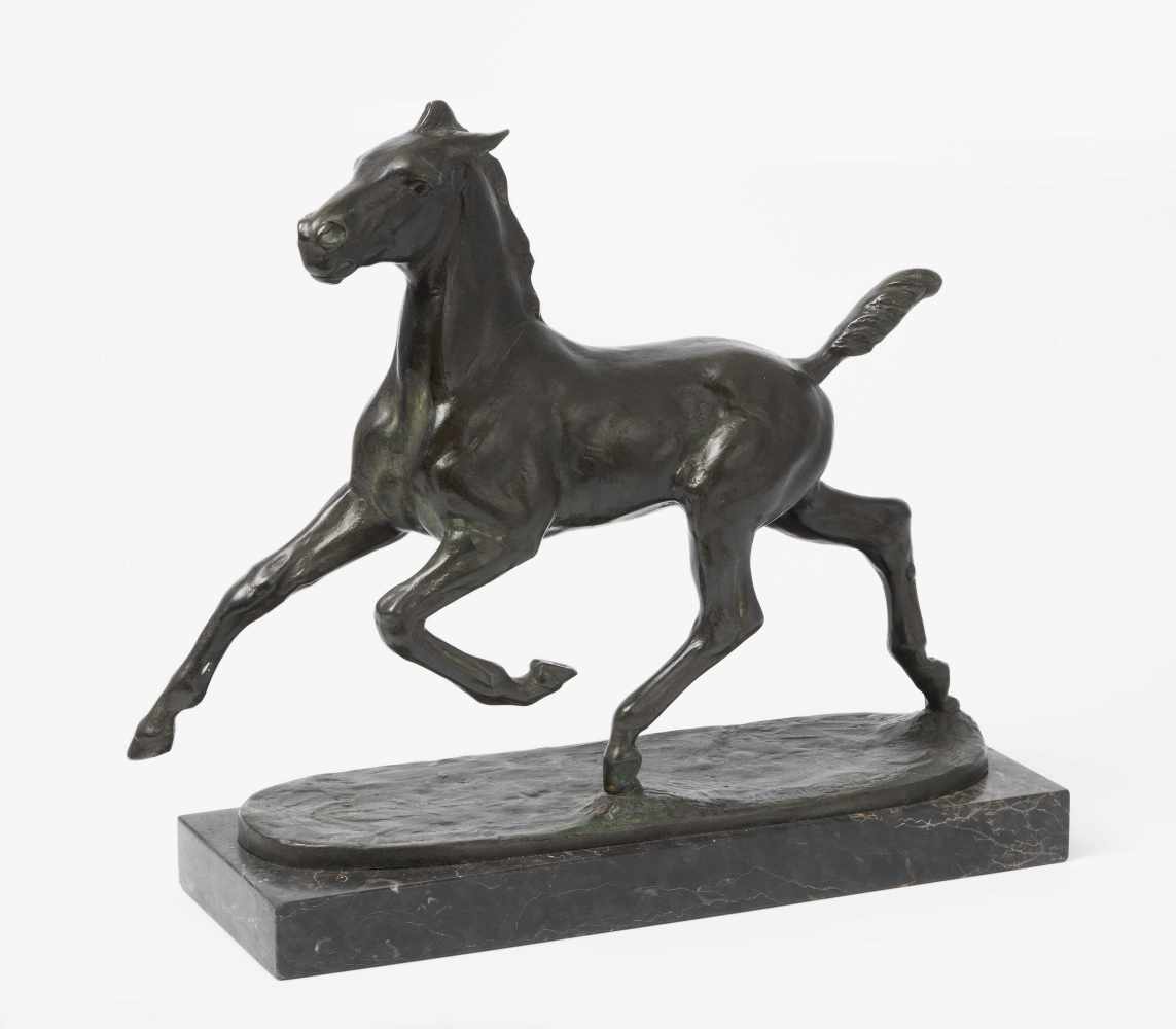 Albert Hinrich Hussmann (Deutschland 1874–1946) Trabendes Fohlen. Bronze, schwarzbraun patiniert;