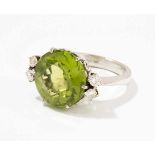 Peridot-Brillant-Ring 750 Weissgold. 1 rund fac. Peridot ca. 8 ct, flankiert von 4 Brillanten ca.