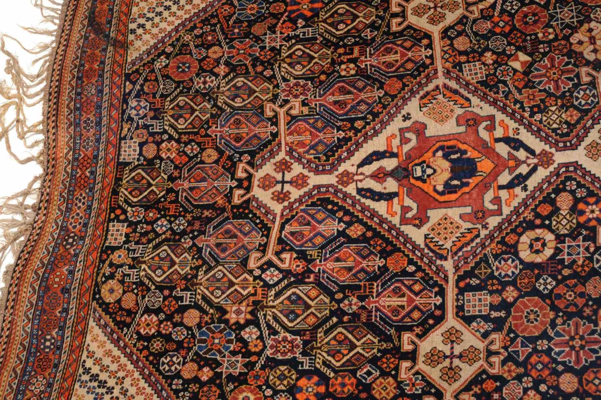 Shiraz-Ghashghai S-Persien, um 1900. Im tiefblauen Mittelfeld figurieren 3 miteinander verbundene - Bild 7 aus 13