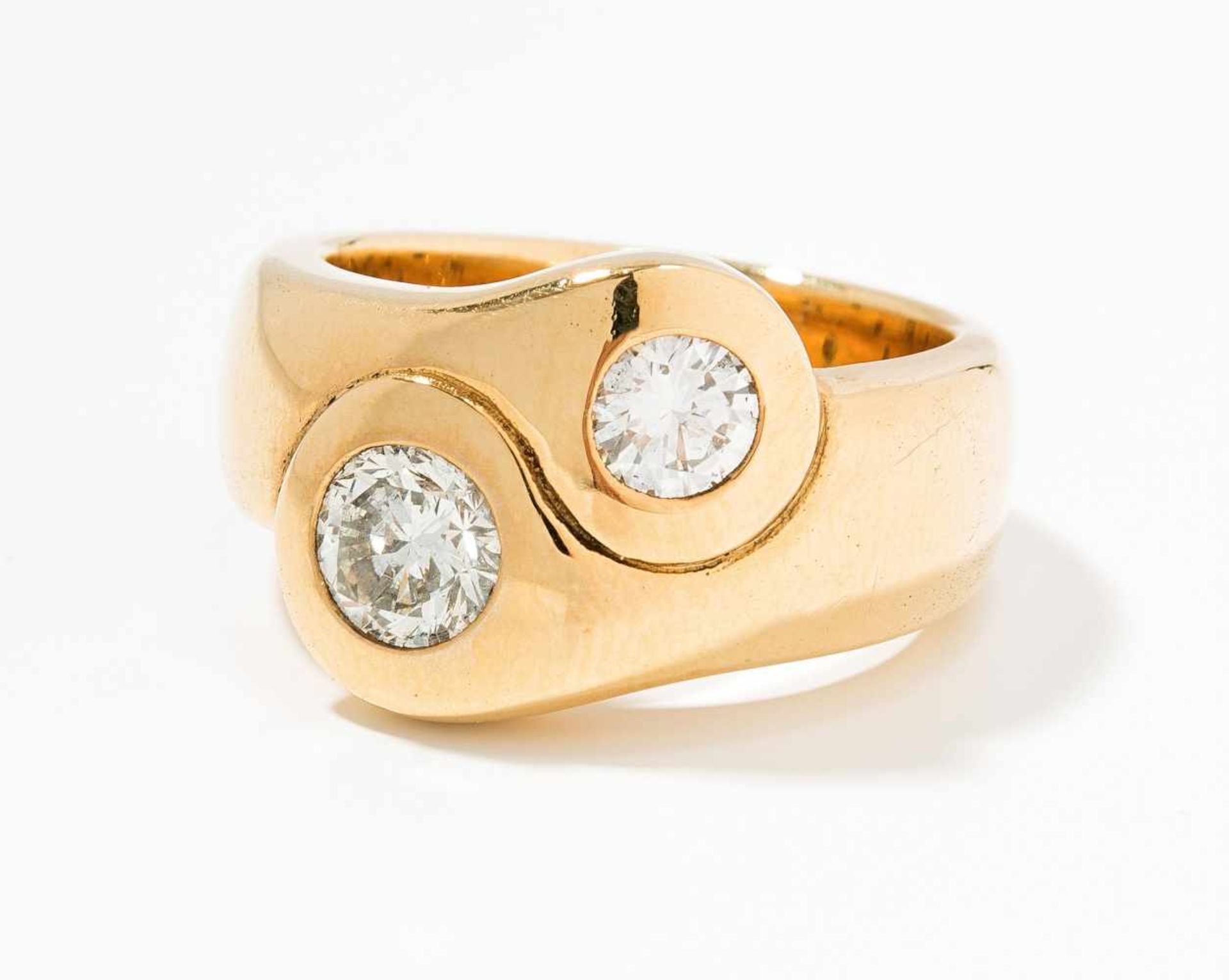 Brillant-Ring 750 Gelbgold. Massiver Ring mit 2 eingeriebenen Brillanten, 0.45 ct/0.90 ct, H/I-si.