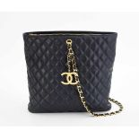 Chanel, grosse Handtasche Dunkelblaues Leder mit gestepptem Rautenmuster. Lederdurchflochtener