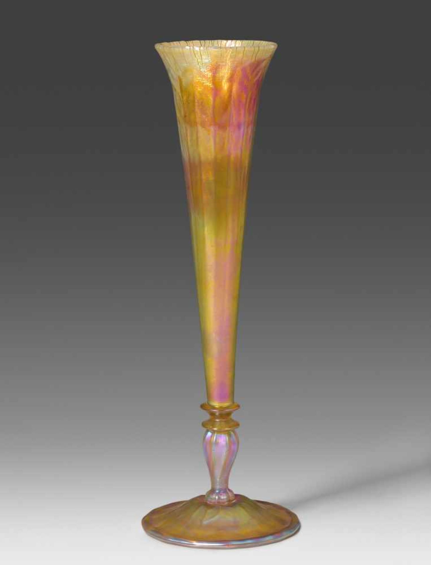 Fussvase, L. C. Tiffany Um 1920. New York. Favrile-Glas, gelb getönt, goldfarben matt irisiert,