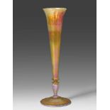 Fussvase, L. C. Tiffany Um 1920. New York. Favrile-Glas, gelb getönt, goldfarben matt irisiert,