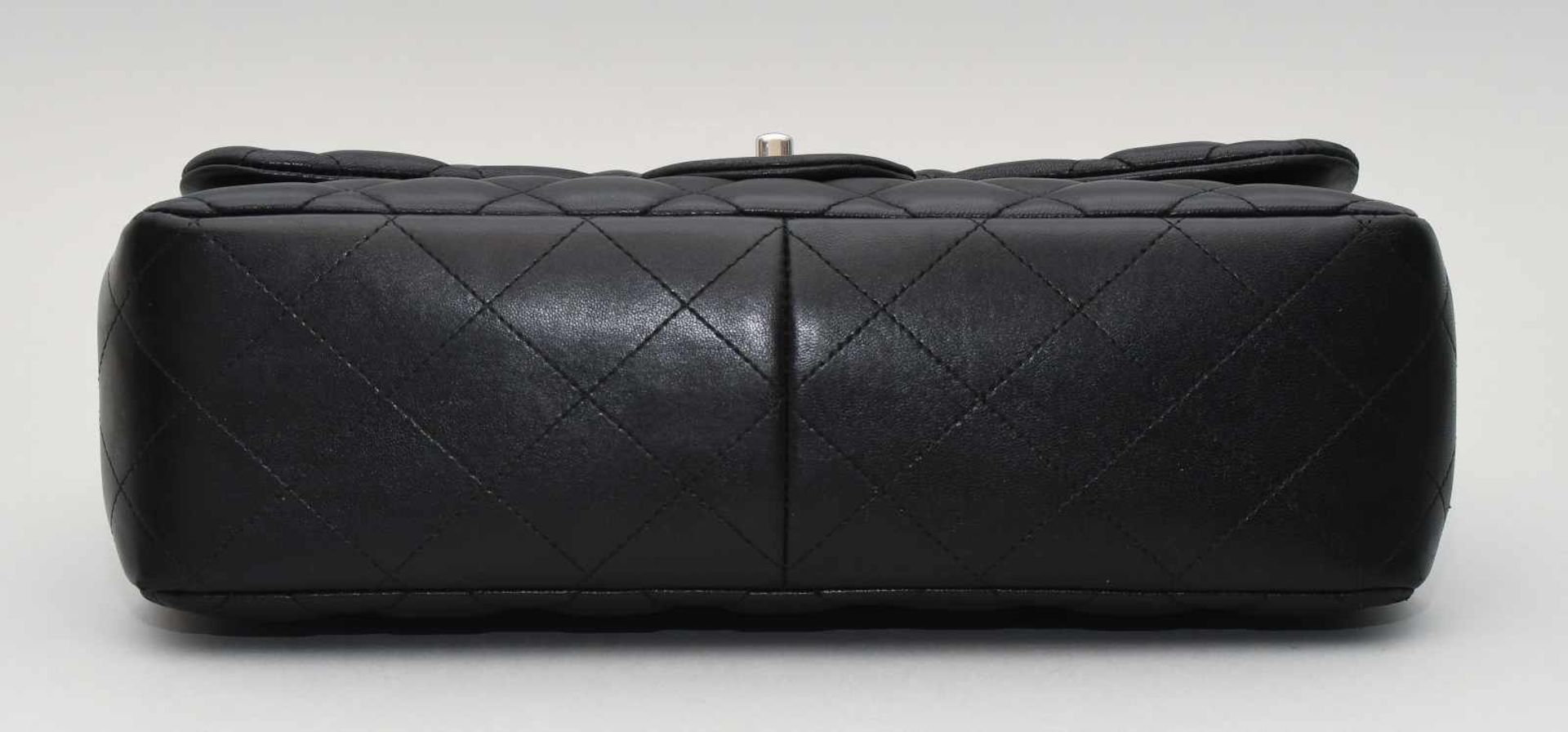 Chanel, Handtasche "Timeless" Jumbo Aus schwarzem Leder mit gestepptem Rautenmuster. - Bild 12 aus 13