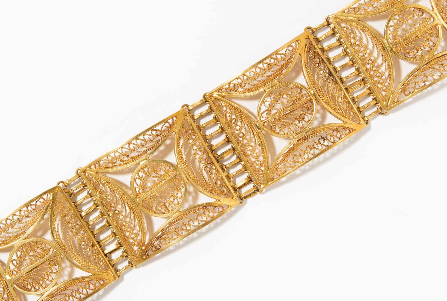 Gold-Armband Asien, wohl China. 20.Jh. 620 Gelbgold. Vier rechteckige Glieder mit eingepasstem