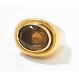 Rauchquarz-Ring 1980er Jahre. 750 Gelbgold. 1 oval fac. Rauchquarz ca. 17x14-9 mm. Massive