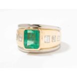 Smaragd-Diamant-Ring 750 Gelb- und Weissgold. Bandring mit 1 okt. Smaragd von ca. 3.80 ct, flankiert