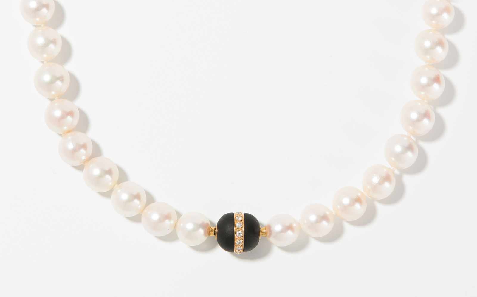 Akoya-Kulturperlen-Onyx-Brillant-Collier 750 Gelbgold. Feines Collier aus feinsten roséfarbenen